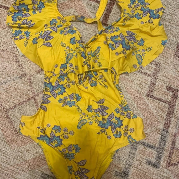 Same Edelman cut out ruffle one piece swimsuit - Picture 3 of 4